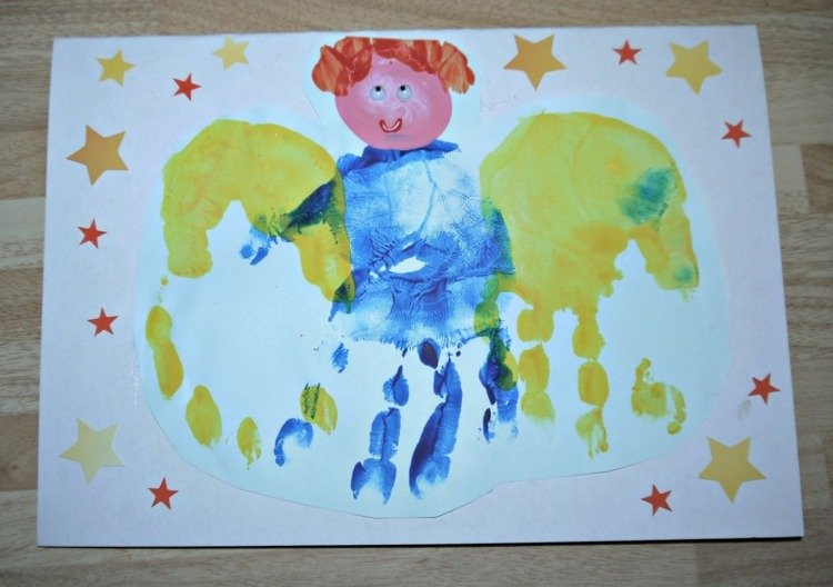 cartão de natal com impressão digital de crianças com anjo mexer