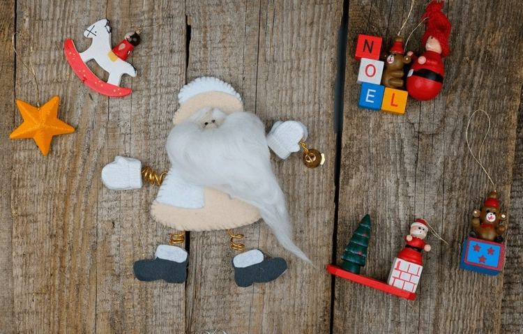 papai noel mexendo com decoração de enfeites de feltro infantil