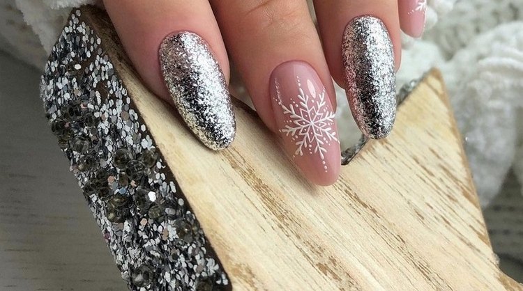 unhas com floco de neve e glitter