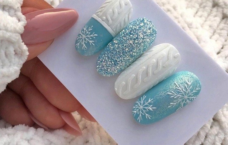 Unhas de inverno em azul gelo e branco com flocos de neve e tricotado