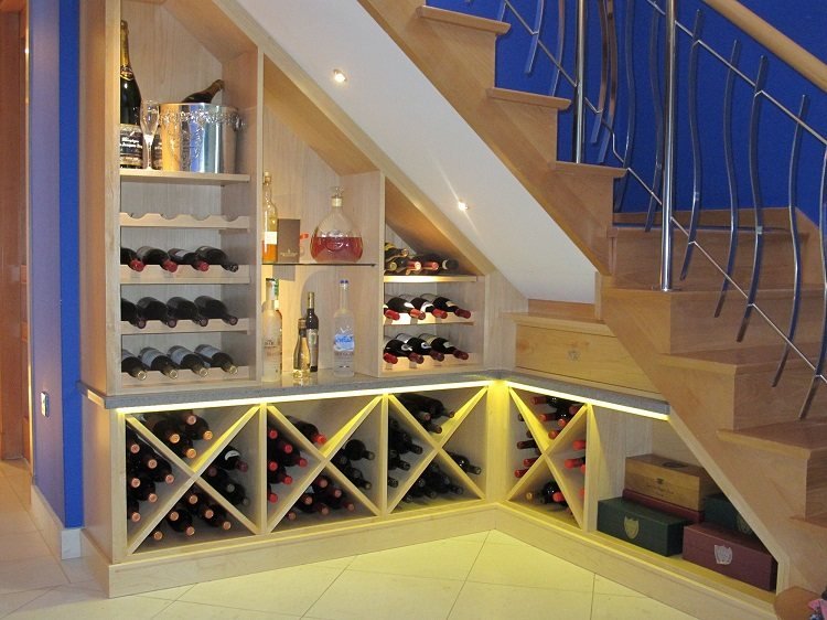 Prateleira de vinhos sob a escada Tendências de vida Dicas de design de corredor de 2020