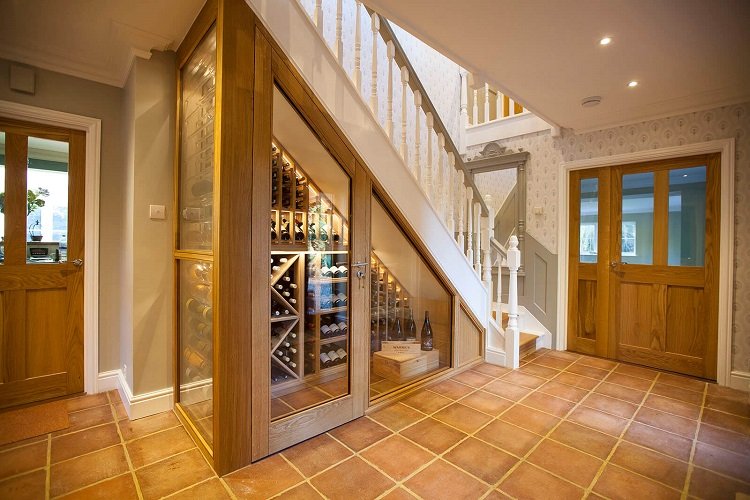 Idéias para uma adega de vinho Projetando uma prateleira de vinho embaixo da escada Configurando dicas para um corredor