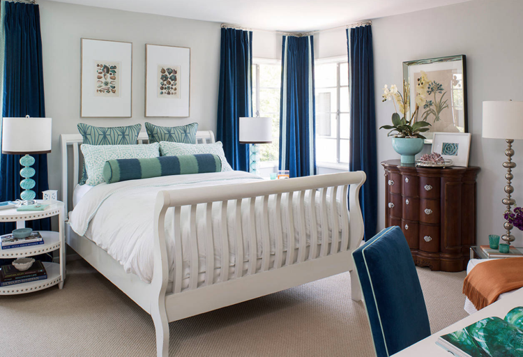Qual a cor que combina com as cortinas azuis do quarto branco esbranquiçado tons de verde azulado