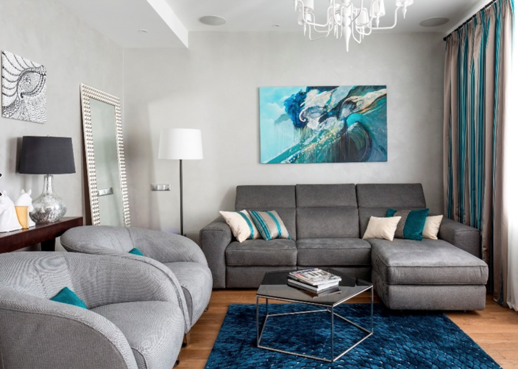 Sala de estar cinza turquesa com carpete azul escuro piso de madeira