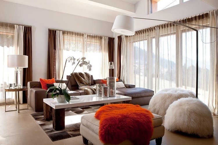 sala de estar sofá marrom moderno com toques de laranja