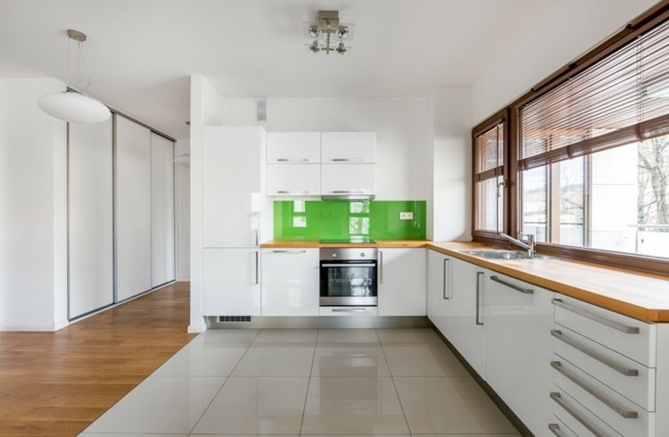 Parede de fundo da cozinha branca em verde para um toque de cores vivas