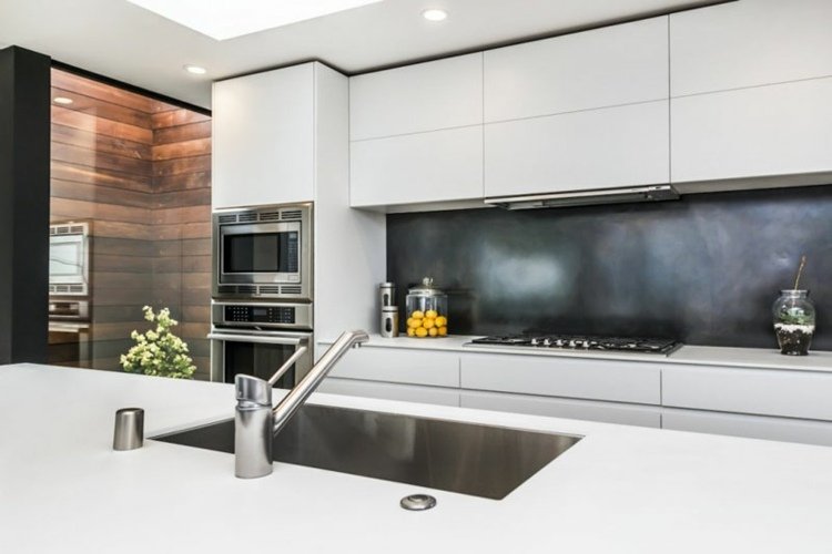 Cozinha cinza escuro com parede de fundo branca - Projeto de cozinha monocromático com ilha de cozinha