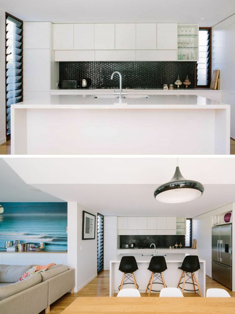 Cozinha com parede posterior branca em contraste com mosaicos hexagonais