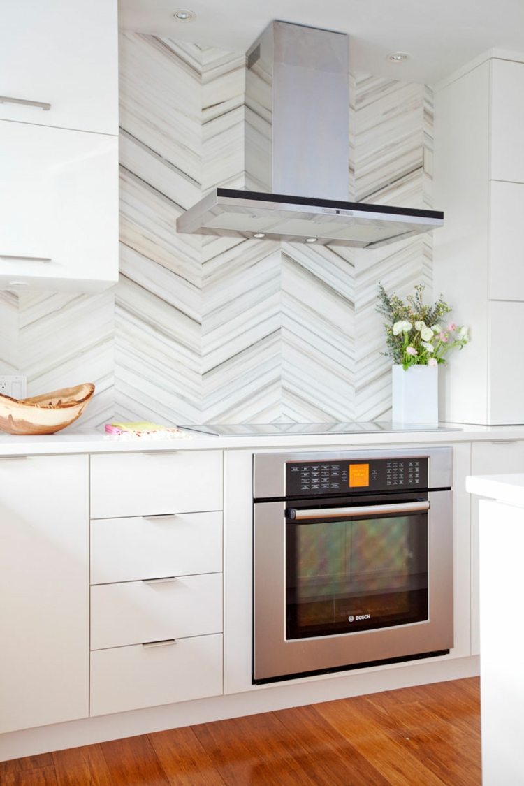Padrão em ziguezague de ladrilhos de mármore estreitos em uma cozinha moderna