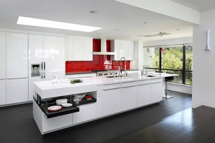 Cozinha com parede traseira branca em vermelho feito de vidro - design de interiores minimalista