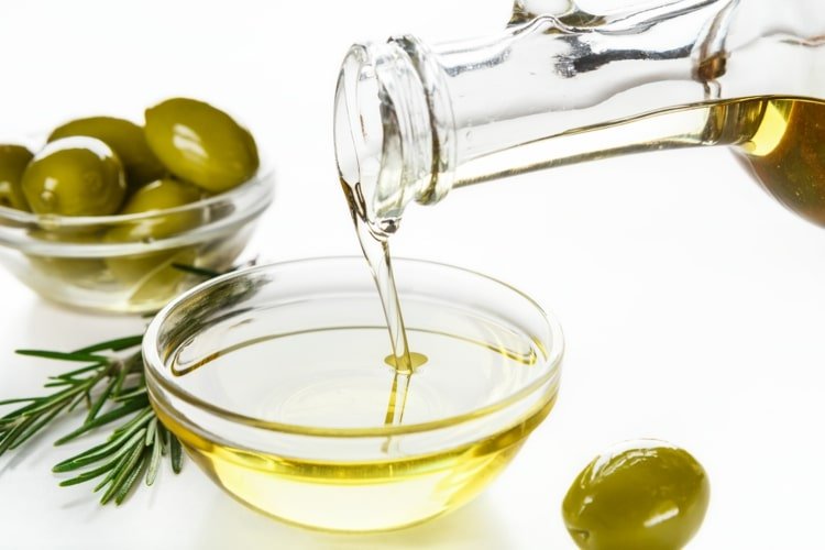 Os ácidos graxos insaturados encontrados no azeite de oliva limpam os vasos sanguíneos e reduzem o colesterol