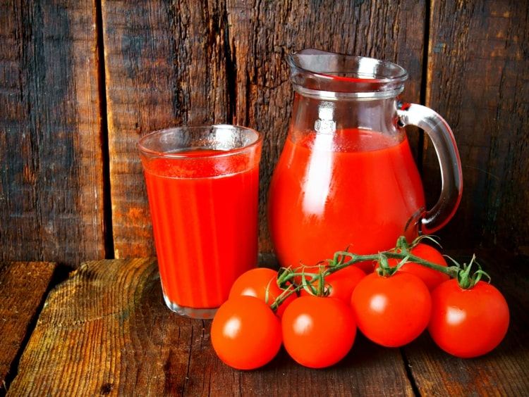 Tomates em salada ou suco regulam os níveis de pressão arterial