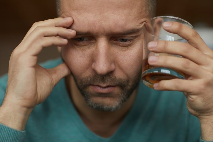O álcool tem um efeito negativo na pressão arterial e deve ser evitado