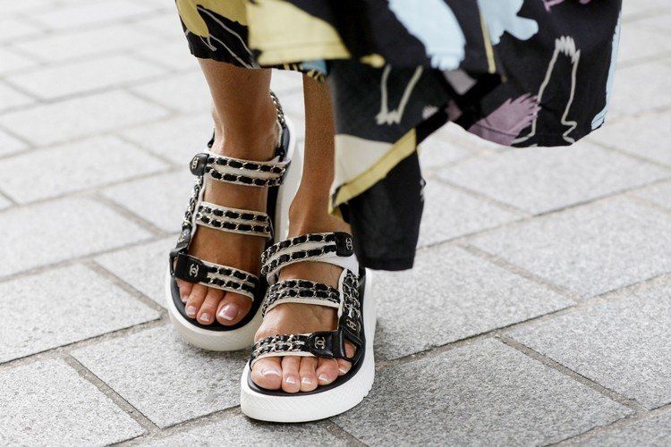Dad Sandals Trend 2021 que os sapatos estão na moda neste verão