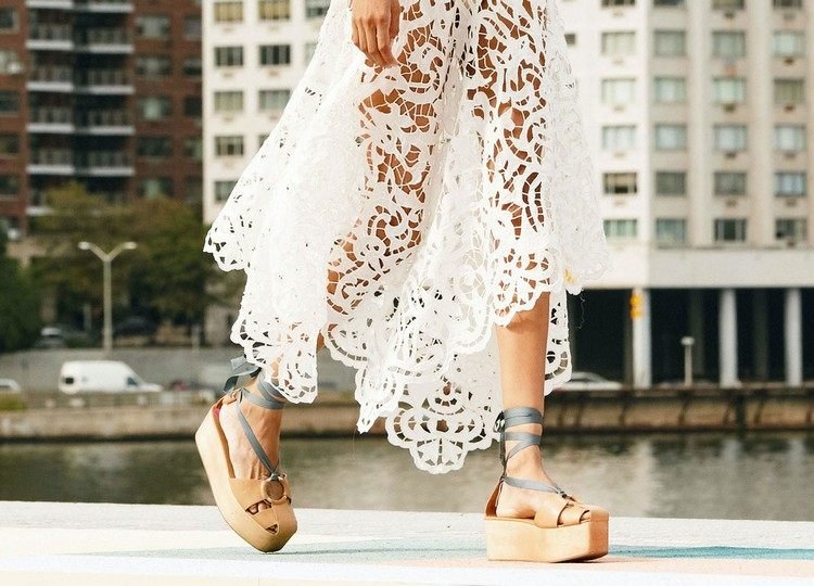 Tendências de sandálias plataforma 2021 que os sapatos estão na moda neste verão