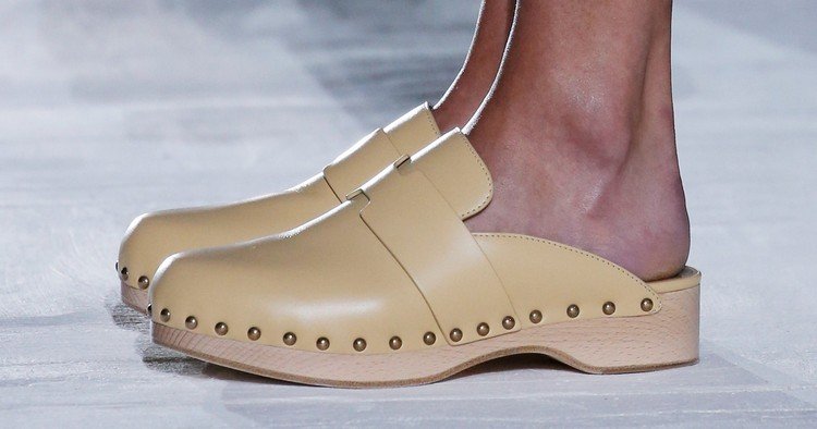 Tamancos sapatos tendência verão 2021 que os sapatos estão na moda neste verão