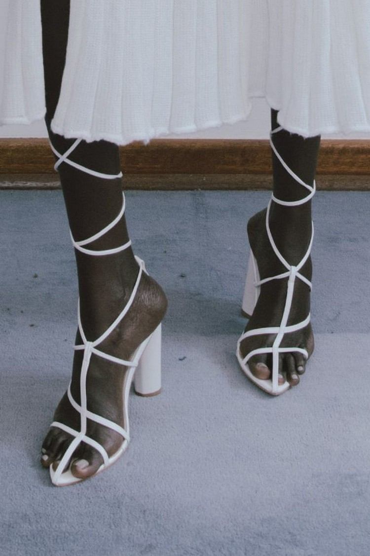 Sandálias com tiras tendência 2021 que os sapatos estão na moda neste verão