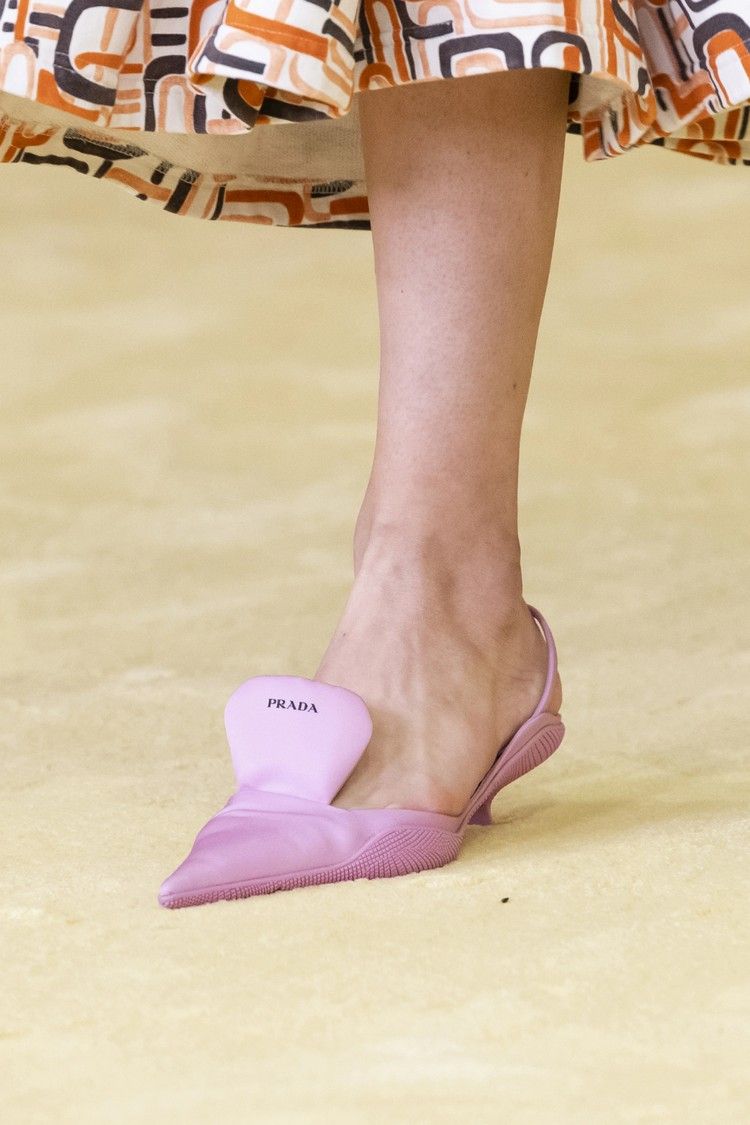 Os saltos de gatinho combinam os sapatos que você usará no verão de 2021
