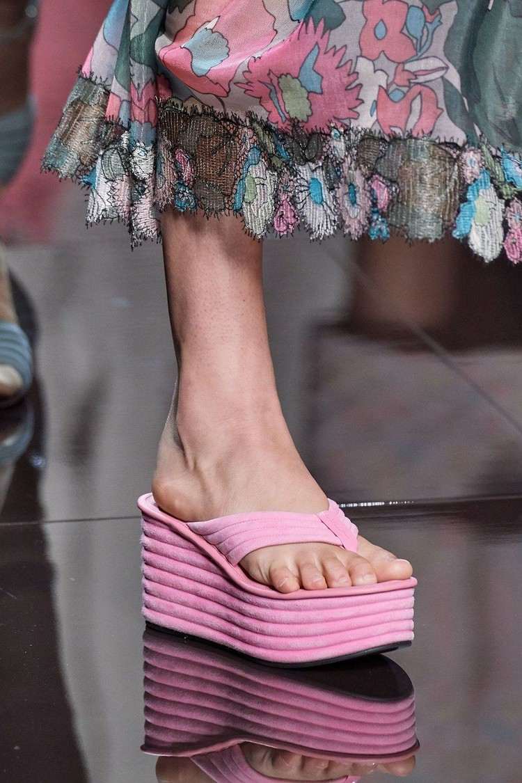 chinelos estão na moda e os sapatos estão na moda neste verão