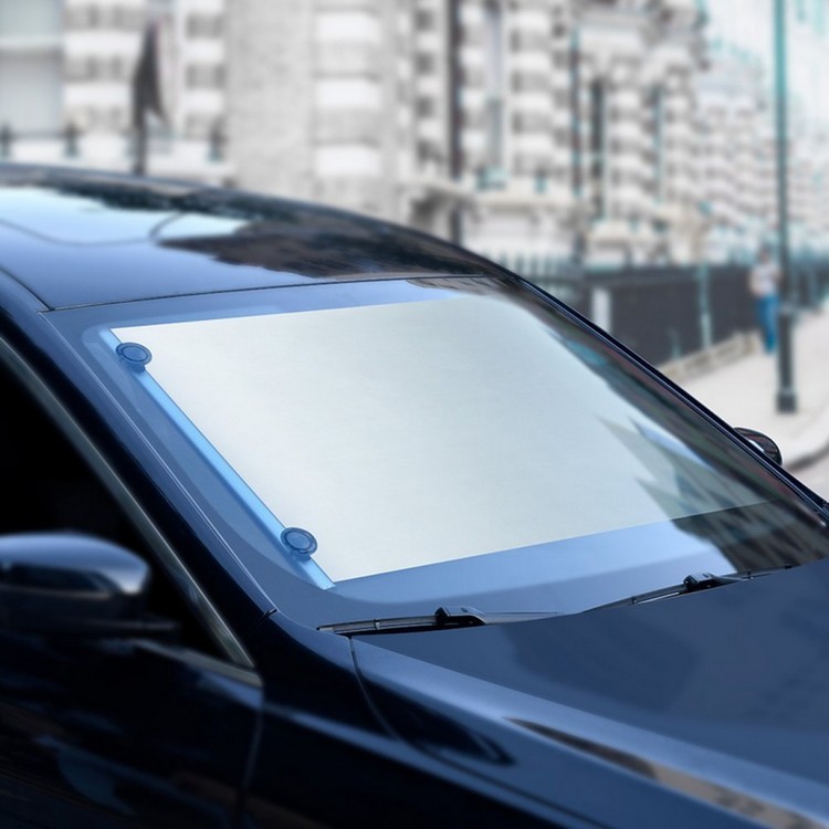 Prenda a proteção solar para o carro na parte interna do pára-brisa
