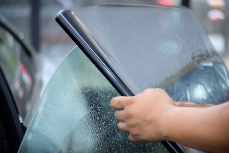 Película de proteção solar para dentro do carro protege contra o calor