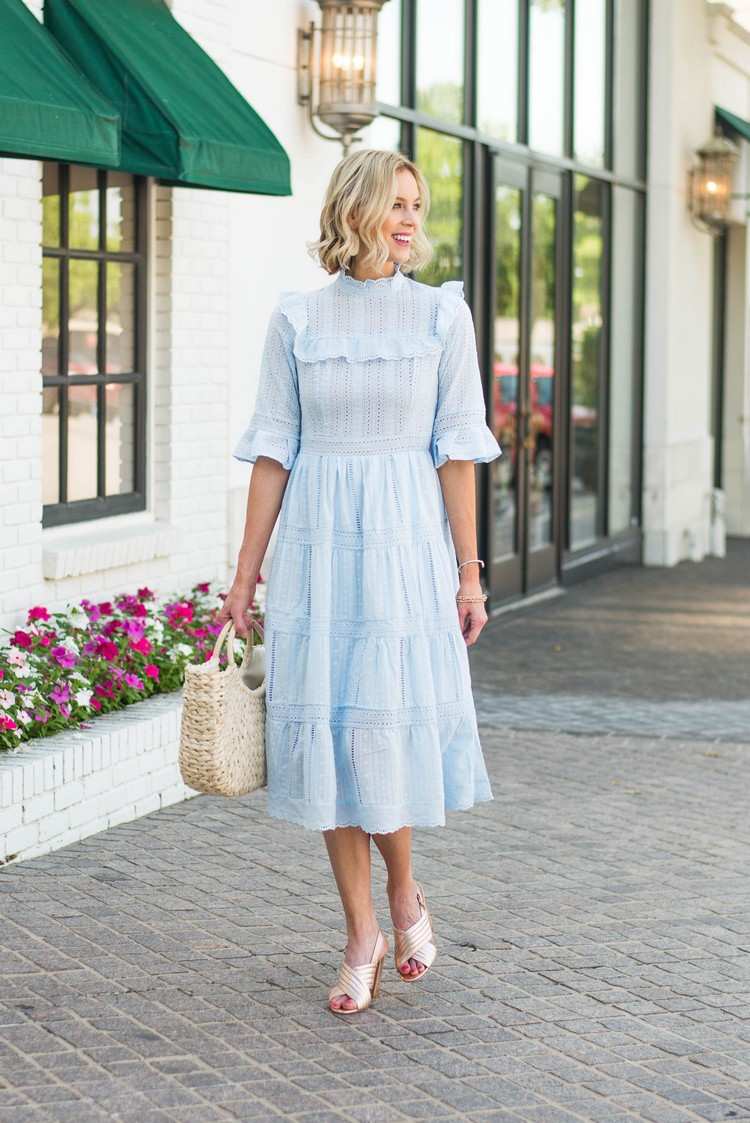 Vestido de verão estiloso em azul claro comprimento médio