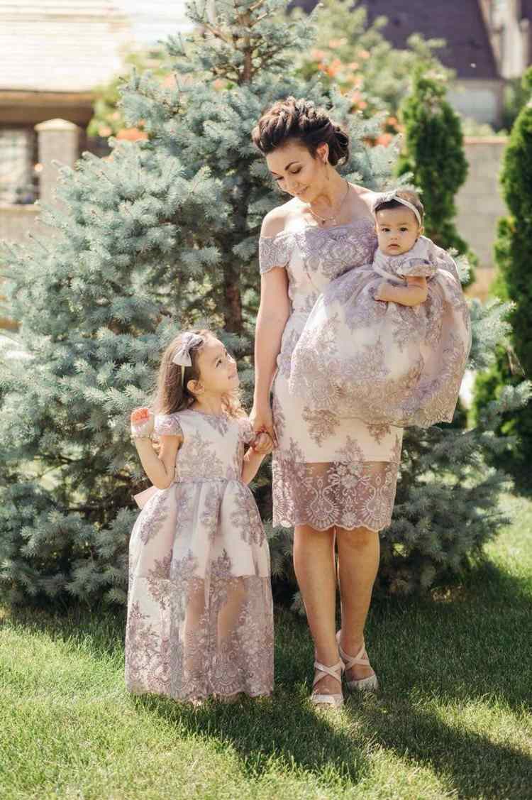 Look combinando para mãe e filha para vestidos de verão de batismo