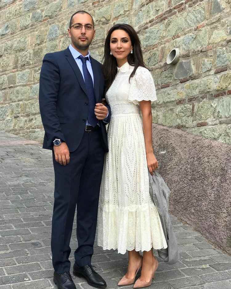 Roupa de batismo para mamãe em vestido de verão com renda branca