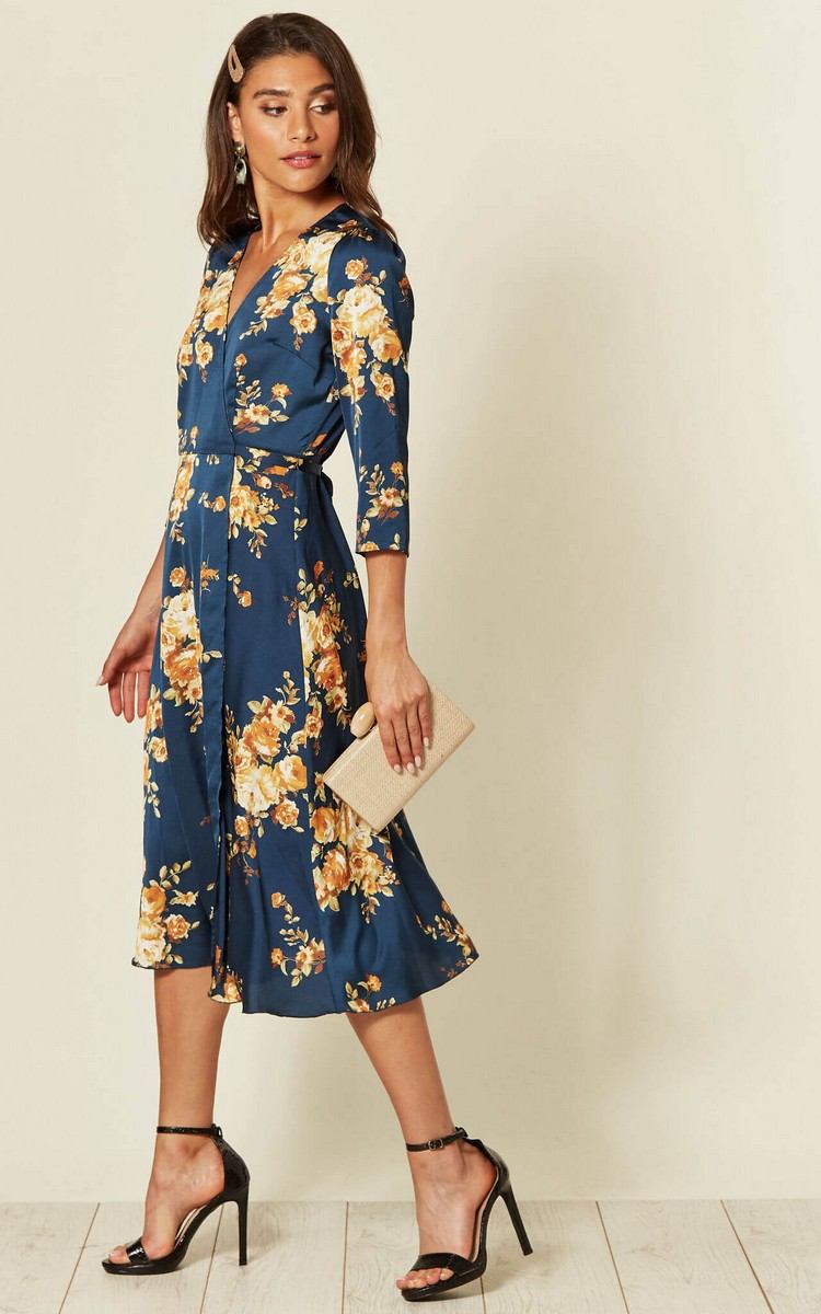 Os vestidos elegantes para ocasiões especiais usam um vestido midi com um motivo floral