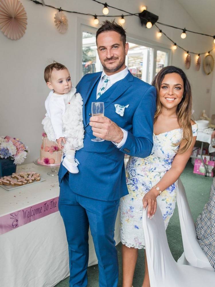 O que vestir como uma mãe no batismo, vestido justo e claro com flores