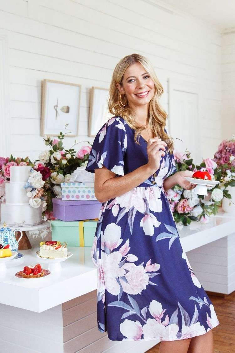 Usar um vestido de algodão com motivos florais como uma mãe para um batismo no verão