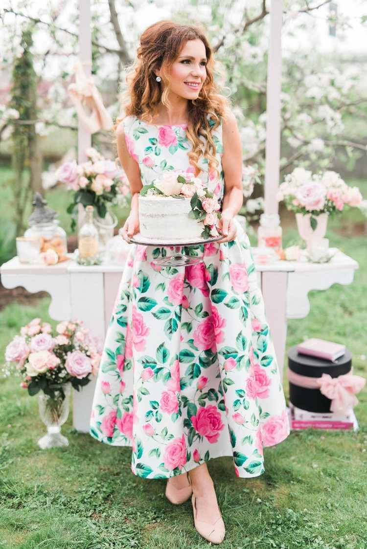 Vestido midi com estampa floral como traje de batizado para mamãe no verão