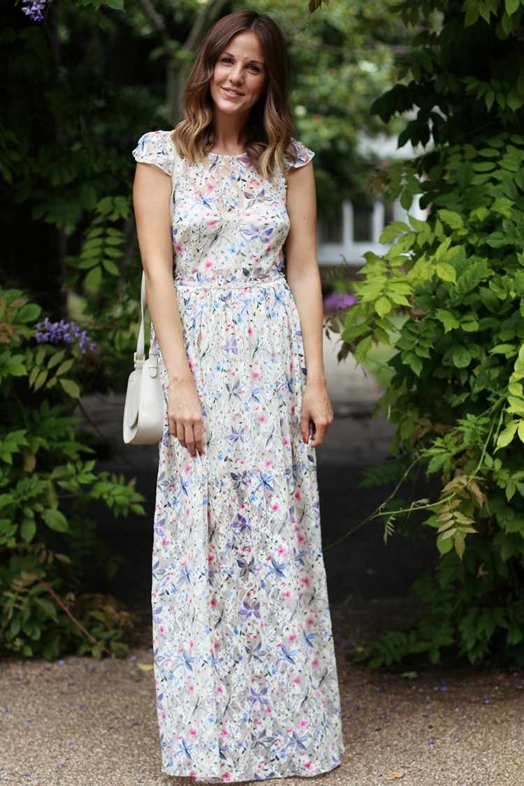 Vestido maxi com motivos florais como uma roupa adequada para a mamãe no batismo