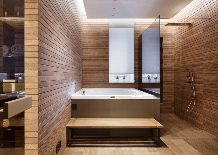 sala de bem-estar com banheira de hidromassagem e sauna, bem como box amplo com chuveiro com efeito de chuva