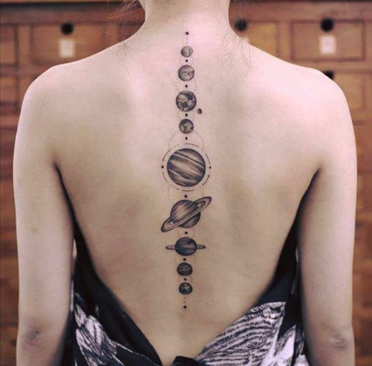 Tatuagens do espaço sideral significando mulheres com tatuagem nas costas