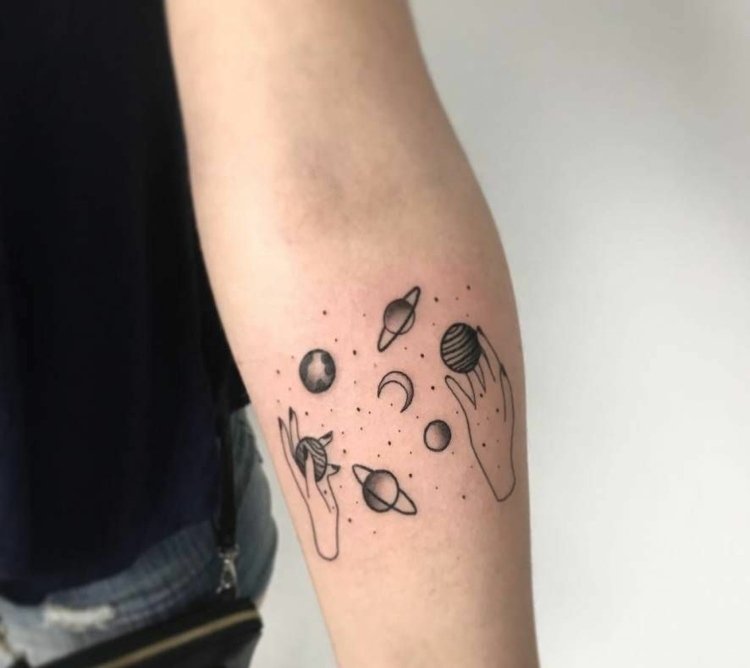 Tatuagem do sistema solar tatuagens pequenas no antebraço para mulheres