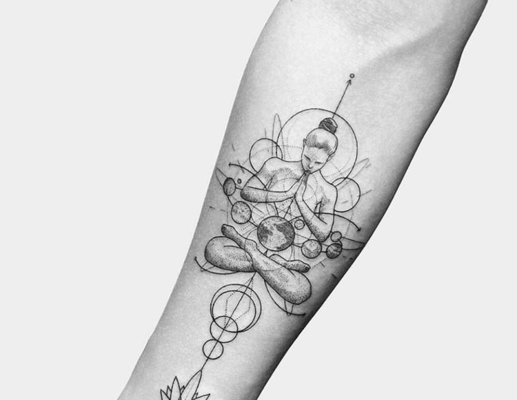 Tatuagens de mandala significando motivo de tatuagem espacial no antebraço