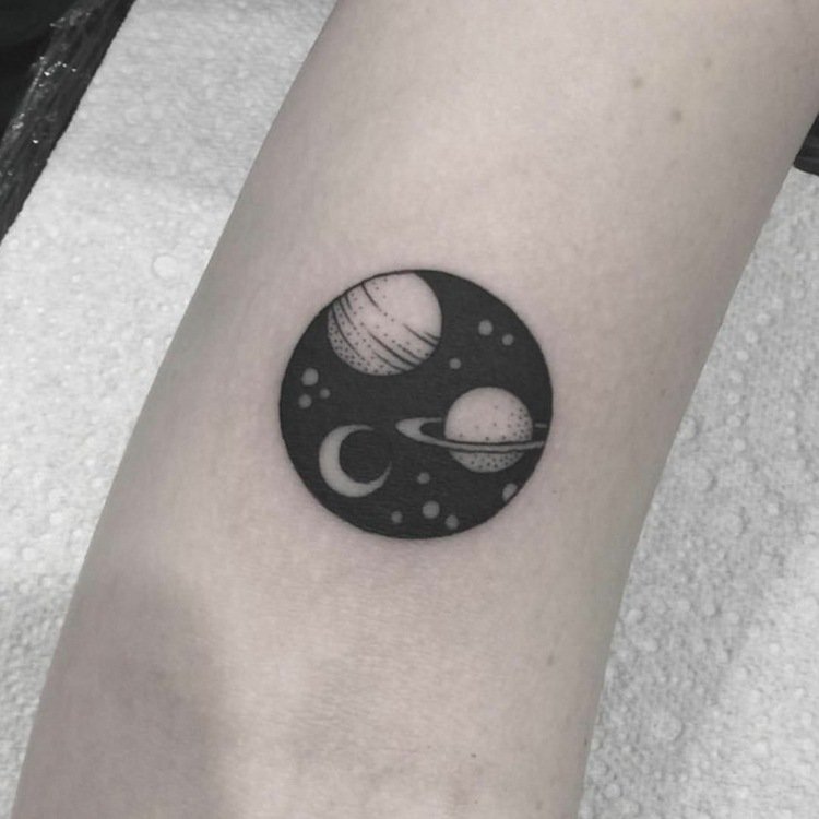 Pequenas tatuagens no espaço sideral, motivos de tatuagem no pulso para mulheres