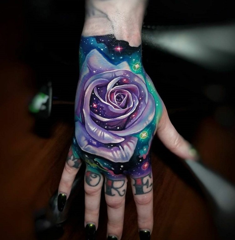 Mão tatuagem mulheres rosas significado