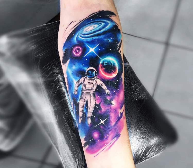 Tatuagem de astronauta em mecanismo de tatuagem de antebraço de estilo realista