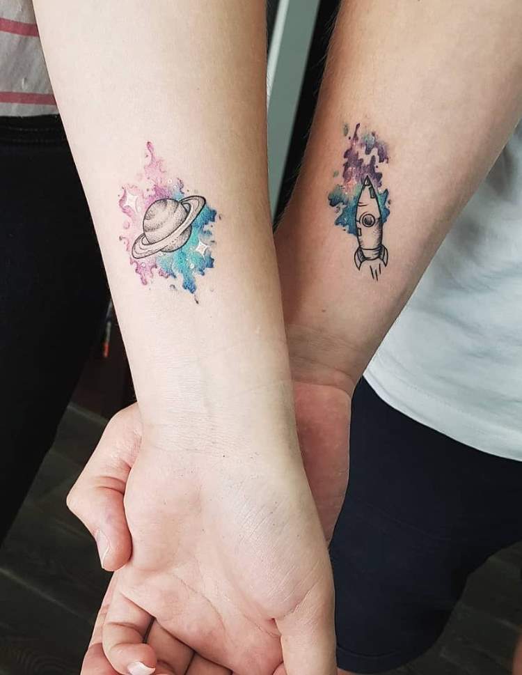 Idéias de tatuagem de parceiro antebraço com motivo de tatuagem de planeta pequeno