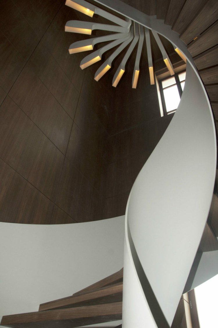 escada mesa minimalista escada elegante escada em espiral de madeira escura dentro