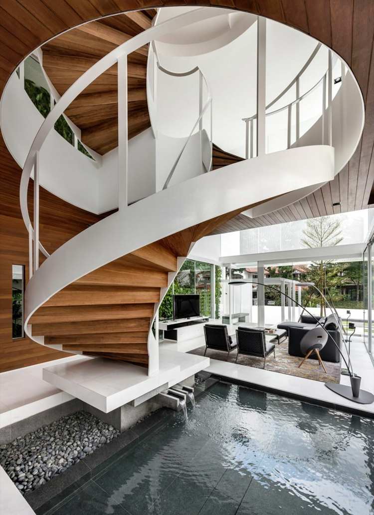 escada em espiral comprida degraus de aço pintados de branco madeira piscina penthouse interior minimalista