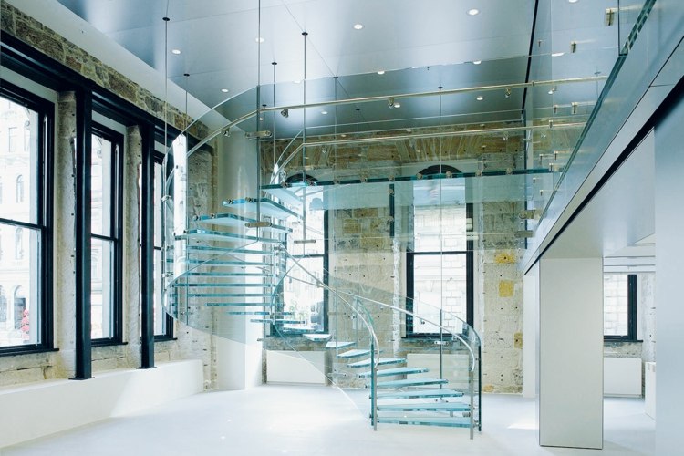 ampla escada em espiral corrimão de vidro elegante minimalista