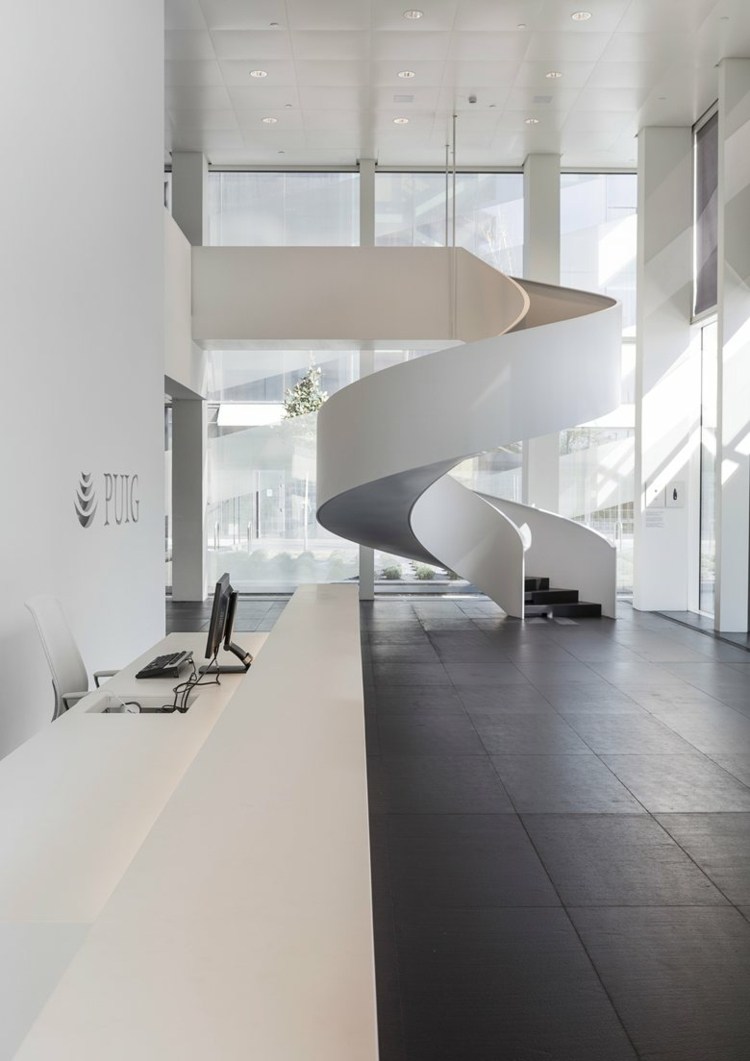 escada em espiral minimalista dentro de concreto aço branco preto
