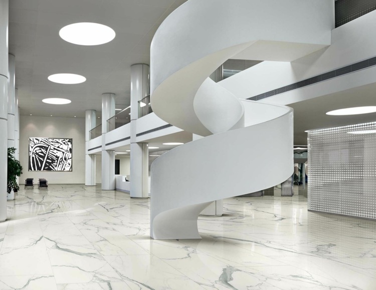escada em espiral dentro do foyer design simples branco