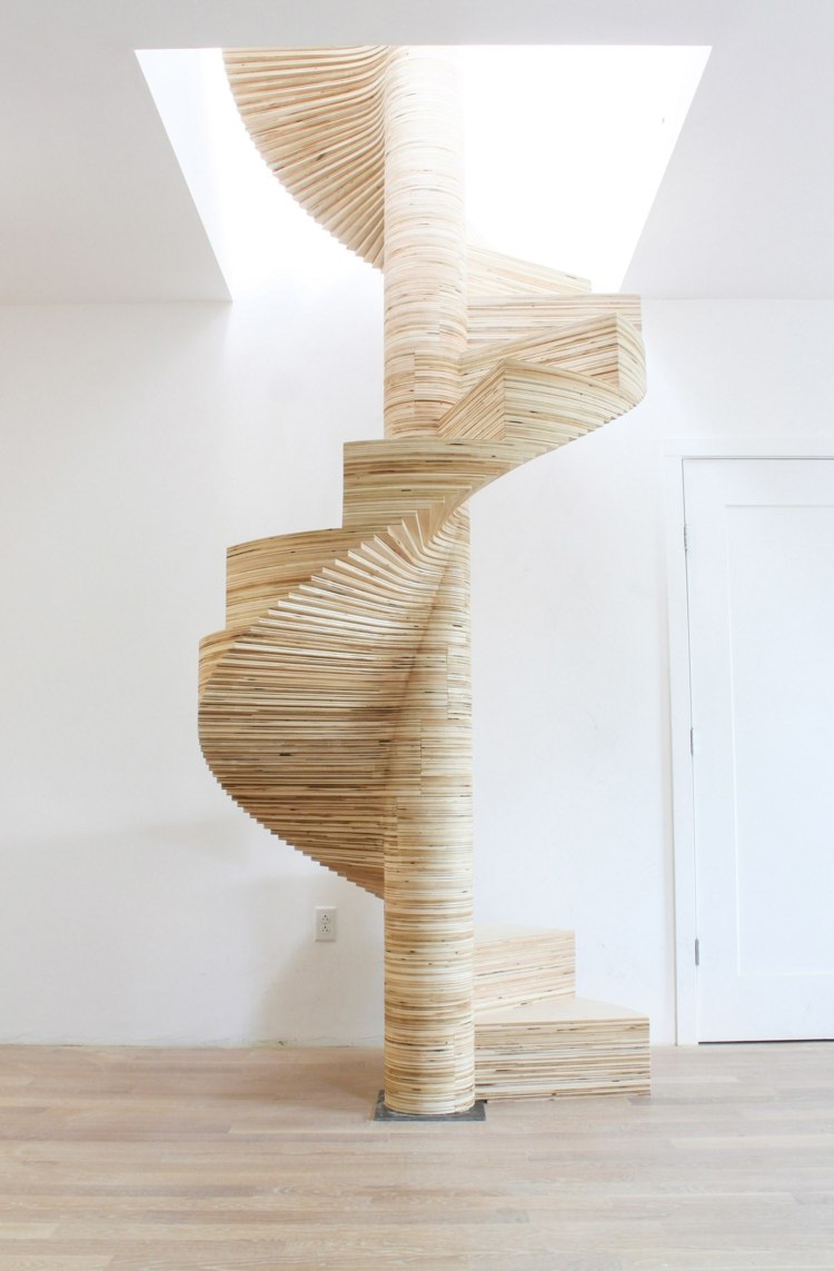 escada em espiral de madeira com design minimalista atraente dentro de camadas estreitas de nuances de madeira