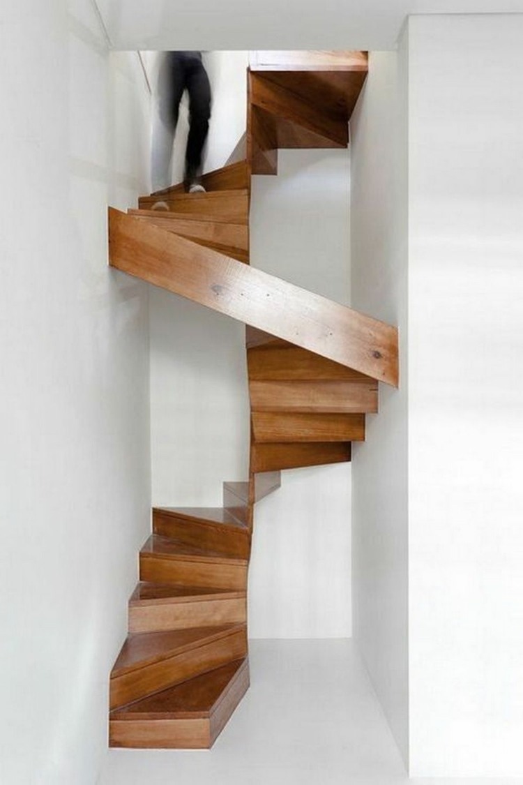 escada que economiza espaço escada em espiral de madeira degraus estreitos triangulares