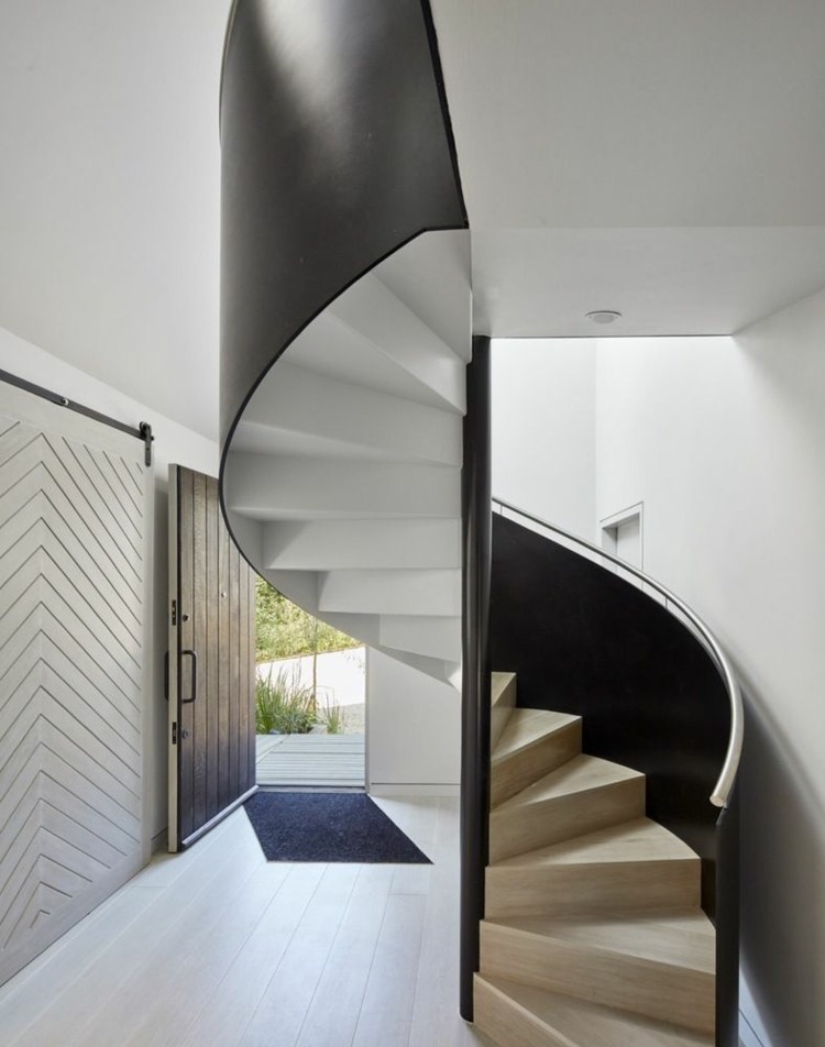 escada em espiral dentro de madeira metal elegante estreito minimalista
