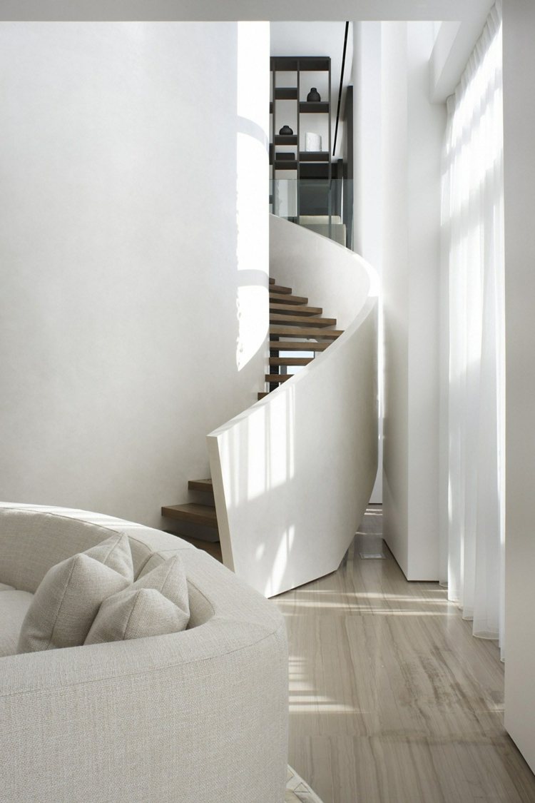 escada em espiral moderna com óptica simples, economia de espaço, escada em espiral dentro de degraus de madeira